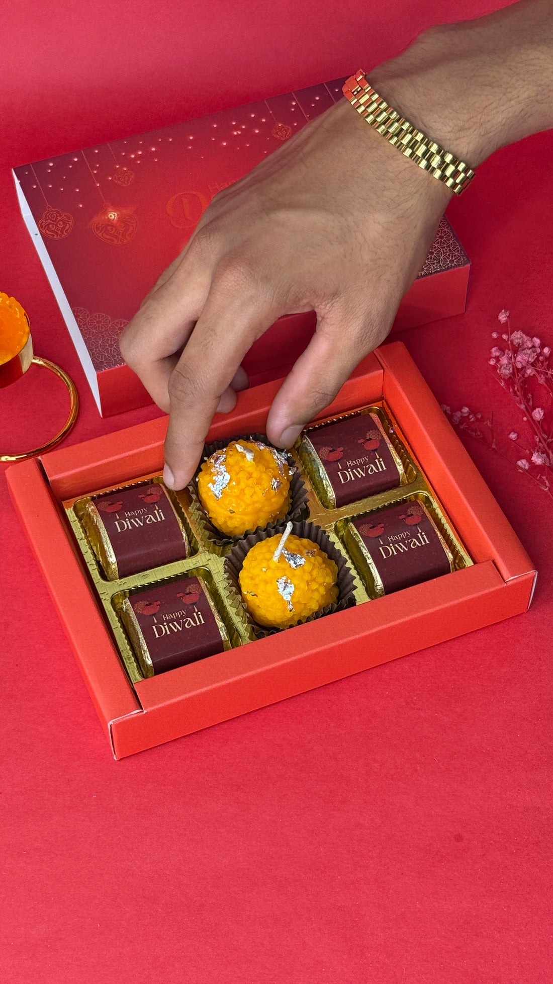 4 CHOCOLATES AND 2 MITHAI CANDLES