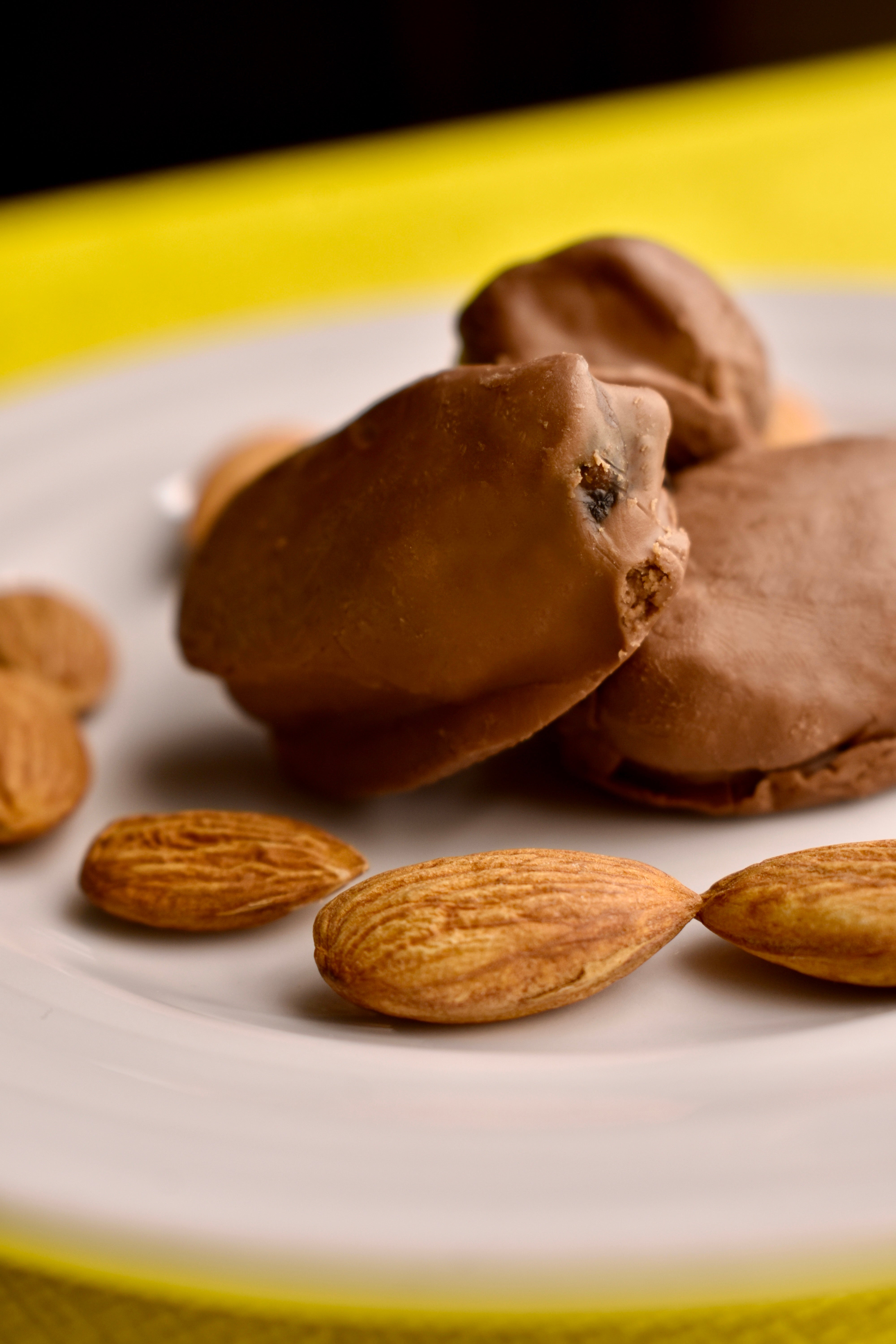 Almond Chocolate Dates (6 pcs)